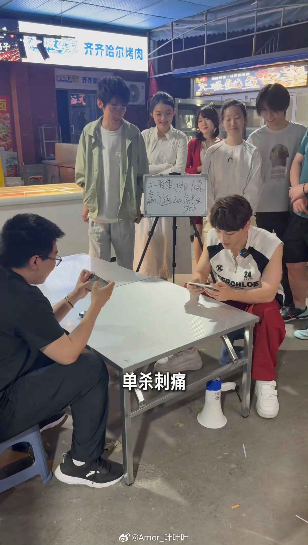 刺痛退役后夜市摆摊挑战大学生刺痛去夜市摆摊打王者，原本以为前职业选手下场，10块