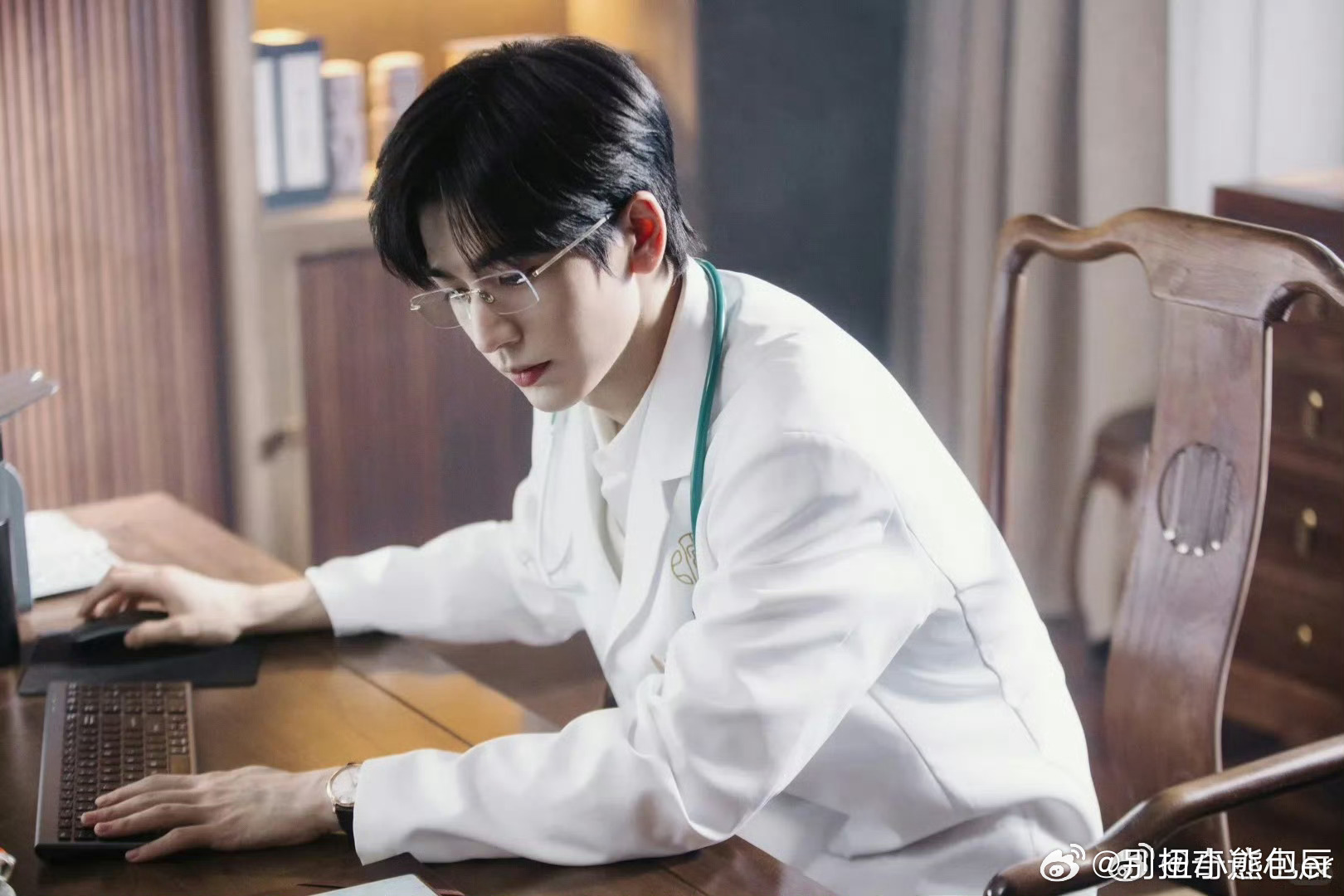 何苏叶快来给谢征把把脉 体弱多病的谢征一出场就惹人疼，刚好遇上温柔中医何苏叶，专