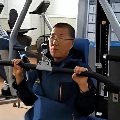 2000年，哈尔滨一个26岁小伙意外离世，他的心脏移植给了57岁的杨孟勇。没想到