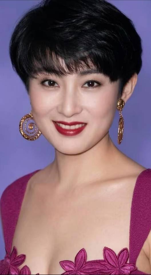张敏，中国香港实力派女演员，港片黄金时代的经典女神。容貌明艳大气，灵气十足，塑造