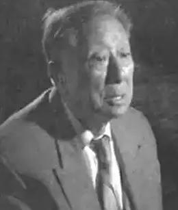 1942年，一名伪军师长派人送给粟裕一把伞，粟裕疑惑地打开伞一看，里面竟藏了一张