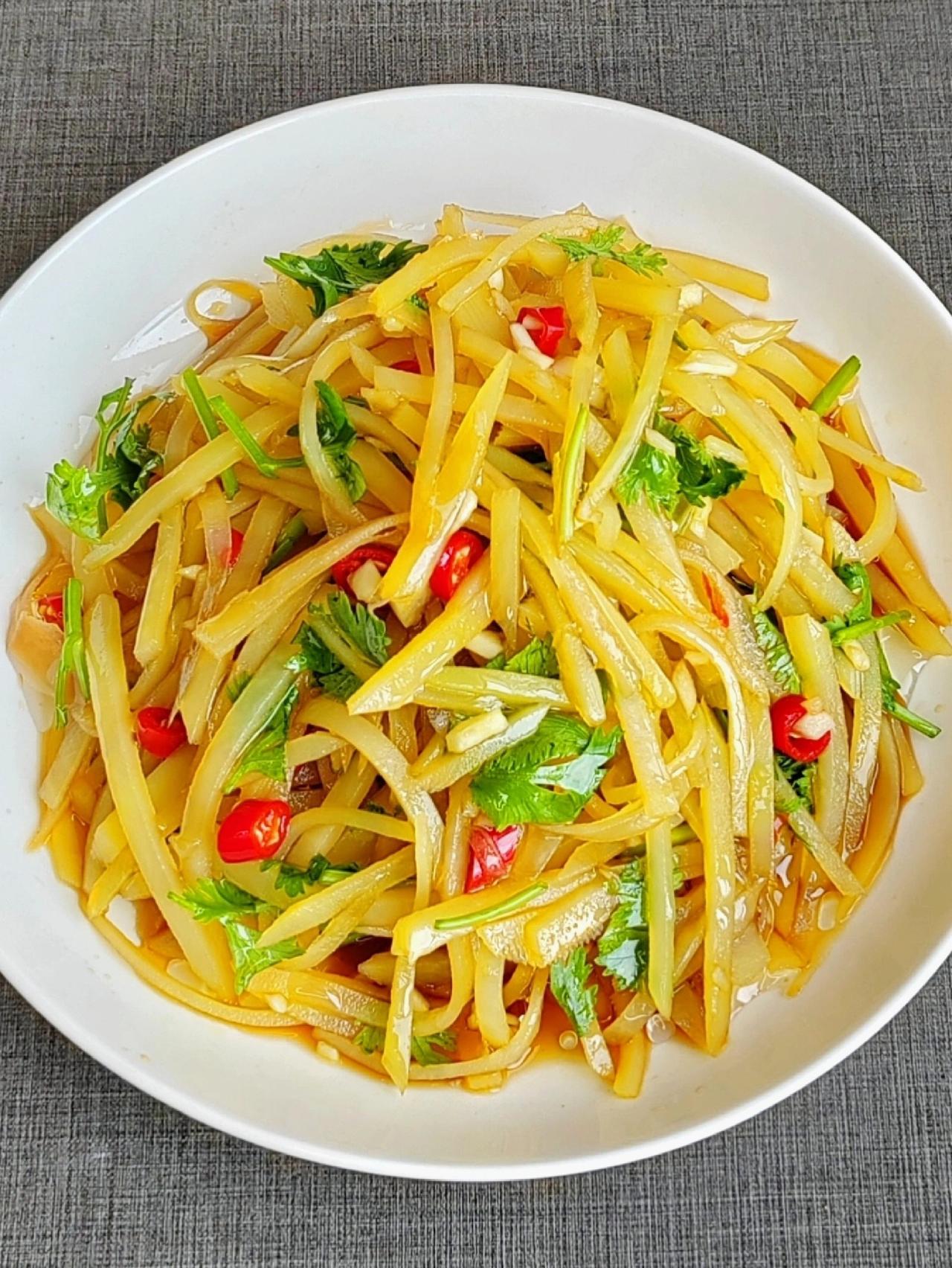 这玩意低卡饱腹，真的是掉秤神器哦
土豆这样做 ，酸辣爽口，开胃又美味。低脂饱腹巨