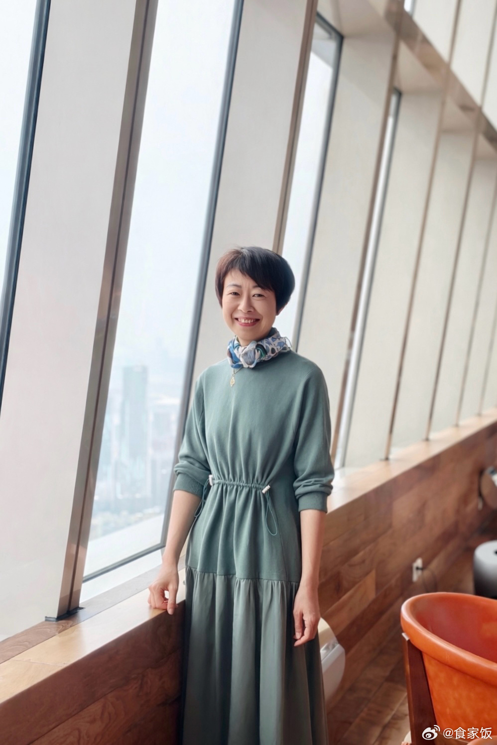 一个秋冬都没有穿裙子了。以前习惯三月一日一定开始穿裙装了。今日登高，给女朋友庆生