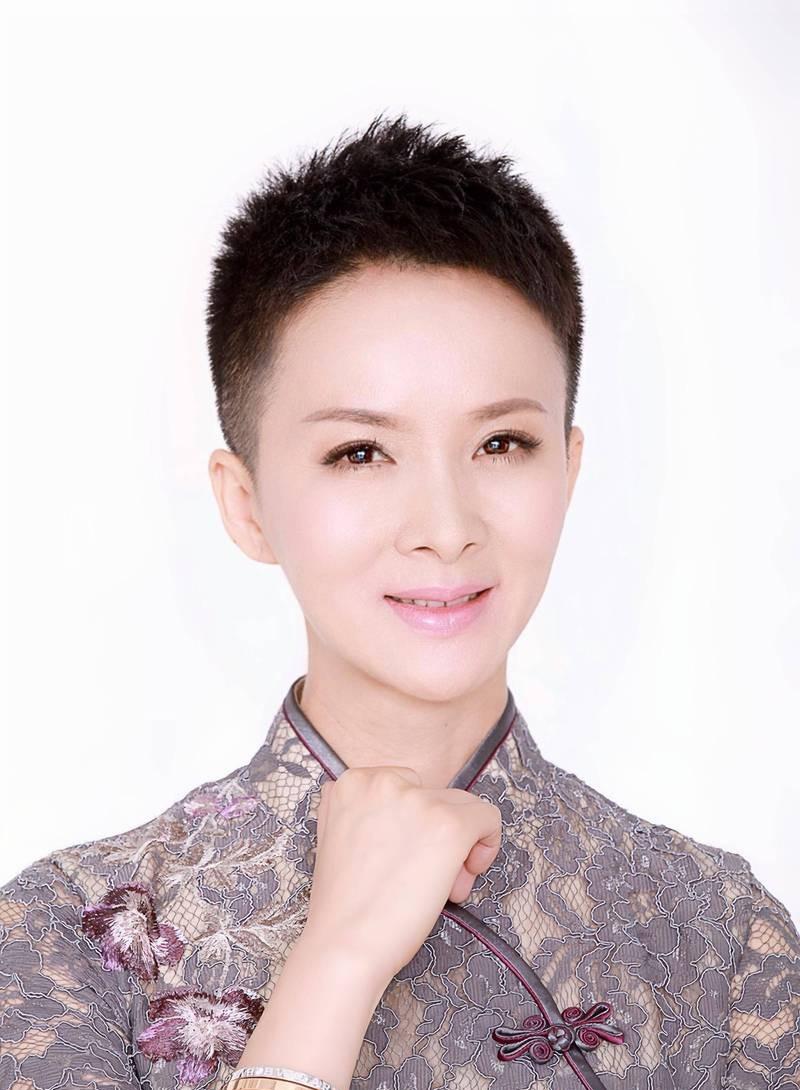 吃里扒外！定居美国13年，回国捞金惨遭“驱逐”，53岁的她活成了笑话。在美国享受