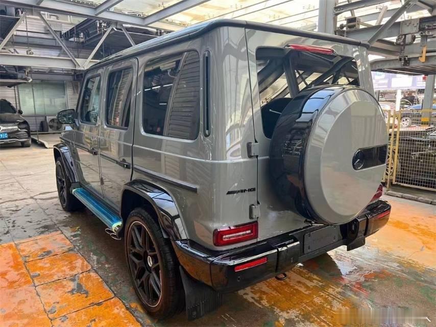 奔驰 AMG G63经典灰/黑红，现车车辆选配：经典灰色非金属漆，孟加拉红色，夜