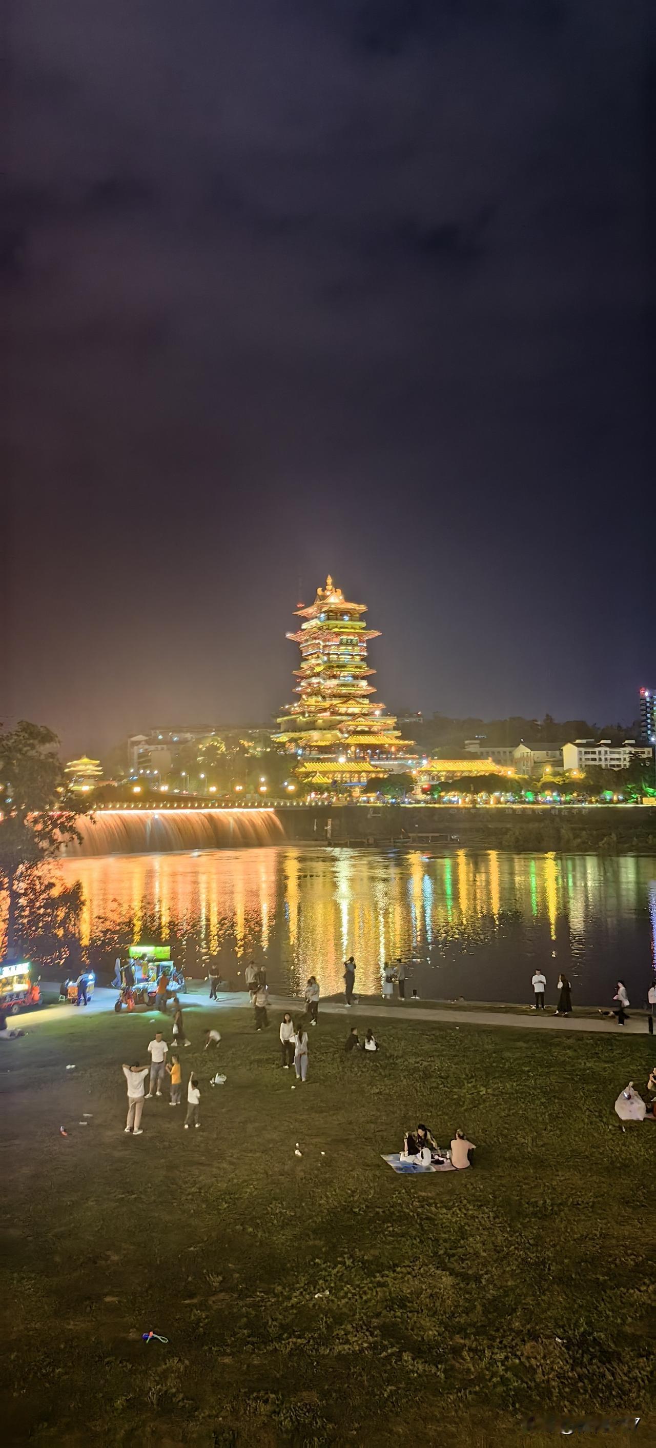 一直听说宜宾夜景比绵阳好看，今晚亲自去体验一下，到底如何？