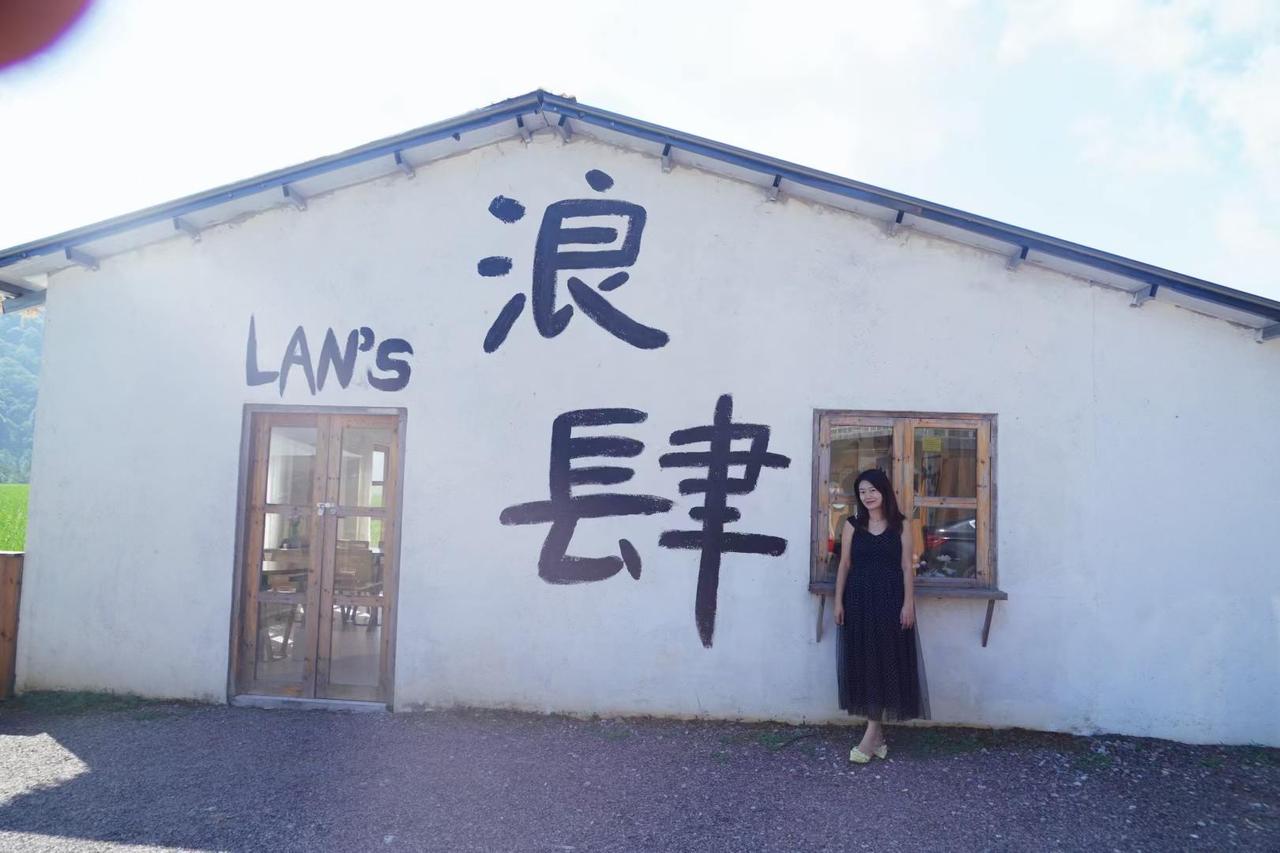 在稻田边发呆一下午，手机都没掏过
车子拐进山道那会儿我还在犯迷糊。窗子摇下来半截