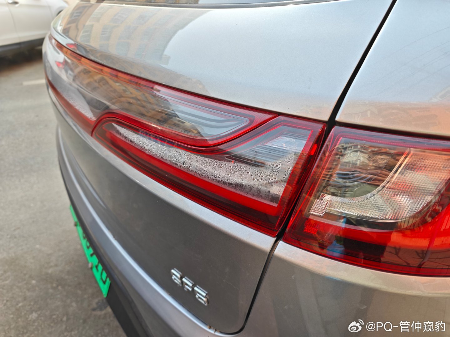 这是什么车？尾灯进水汽非常严重正常前大灯容易产生水汽，因为散热带来的空气膨胀再冷