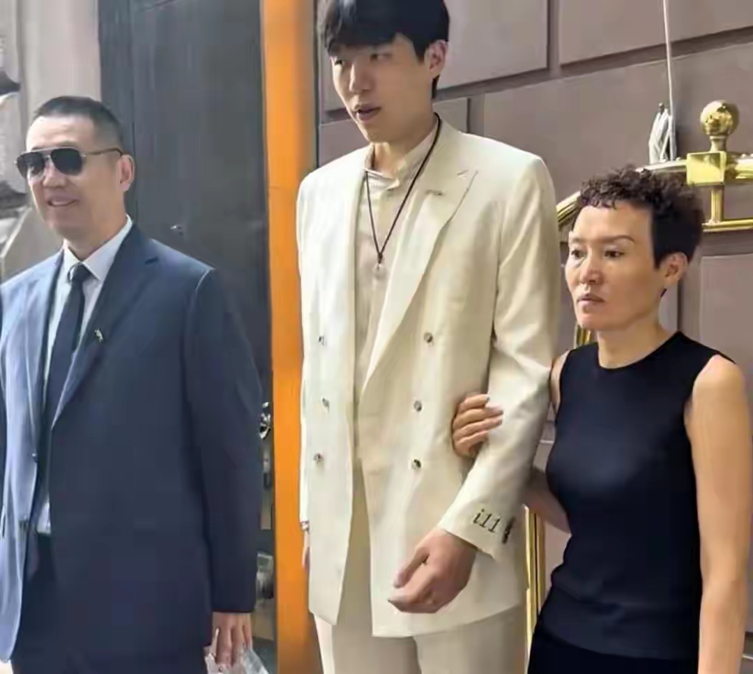 杨瀚森[超话] 杨瀚森的妈妈在早些时候也在社媒发文和自己的儿子暂时告别。小杨的妈