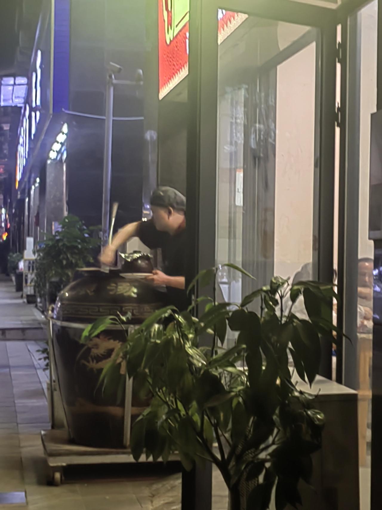 分享你原创拍摄图片晚饭后出去遛弯，灯光下忙碌的身影，万家灯火的幸福，走廊里的光影