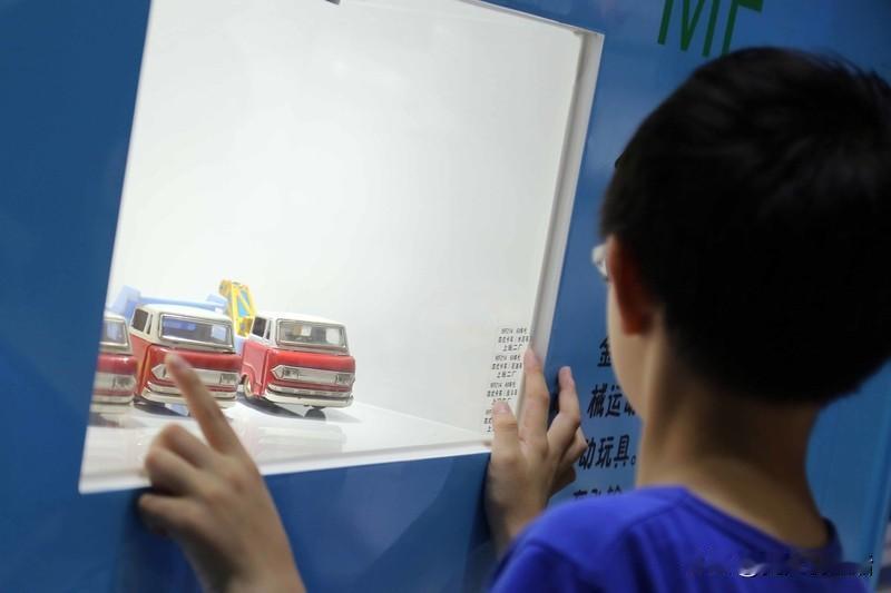 我收藏的老旧物品那只铁皮青蛙是爷爷在我五岁生日时送的礼物，绿漆剥落处露出银灰的金