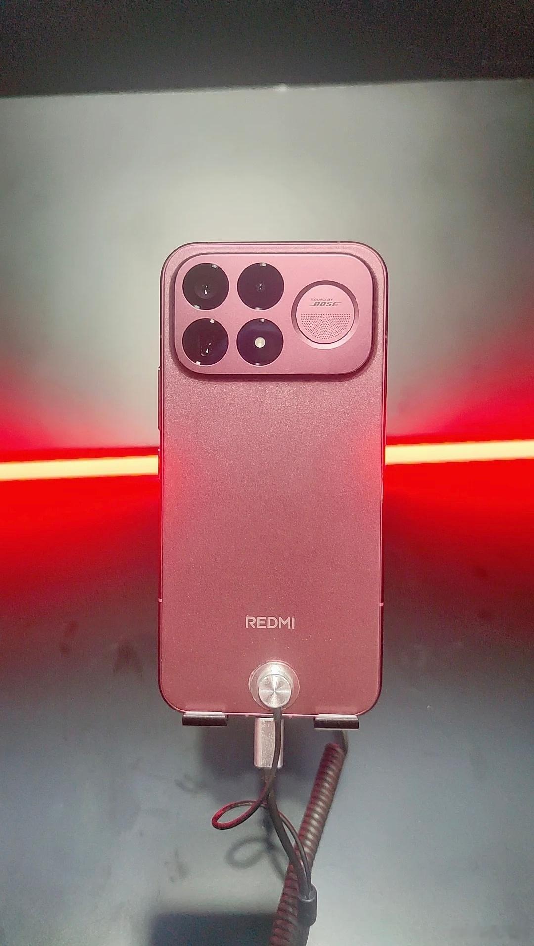 去ChinaJoy现场立了一个巨型真机，摸了摸红米K100 Pro Max，外观