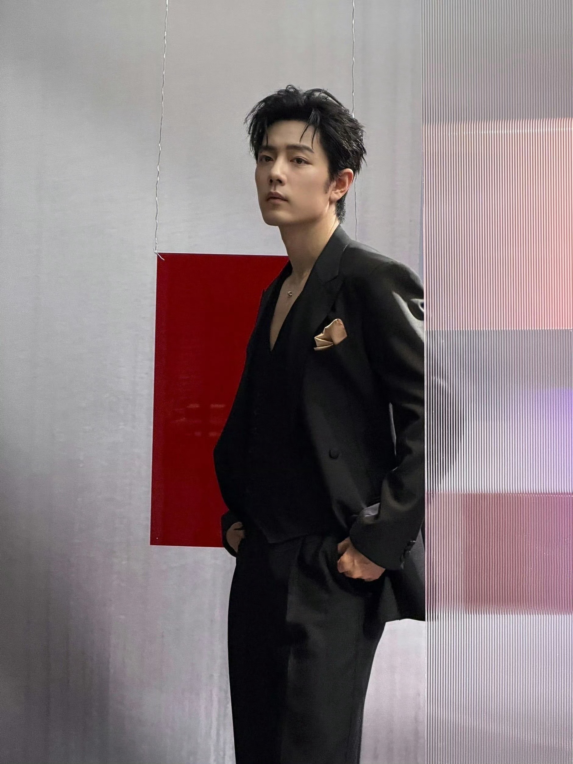 肖战在欢呼声中出场肖战这个深V肖战这个深V太夯了吧也！！欢呼声在哪里 