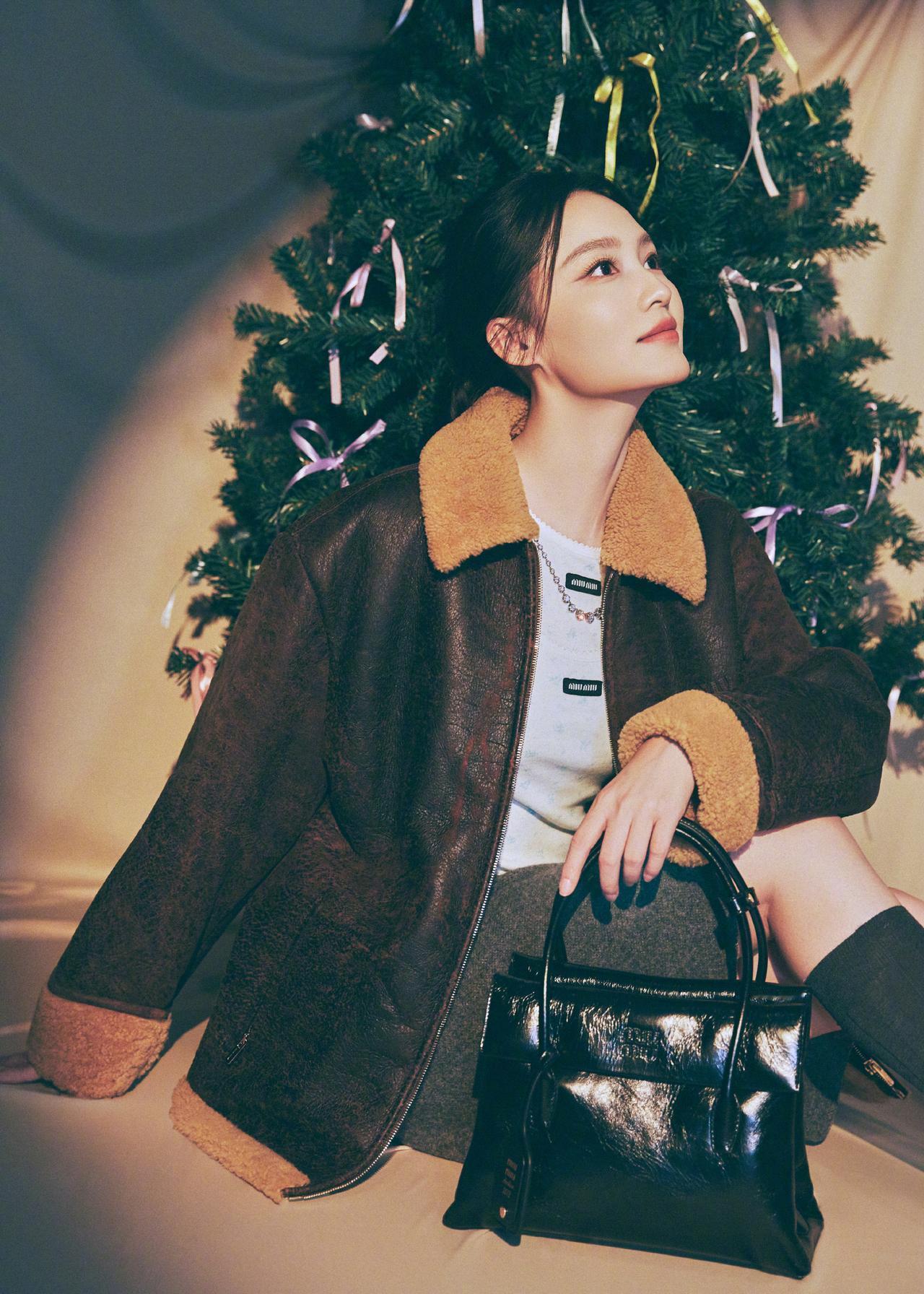 刚看你的第一眼就已甜化了[飞吻]
李沁