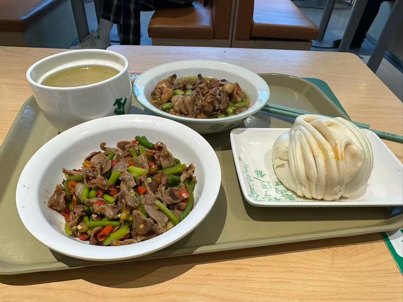 久闻大名头回来吃……原来是个自助餐式快餐店啊，便宜实惠，这么一餐49块，特别适合