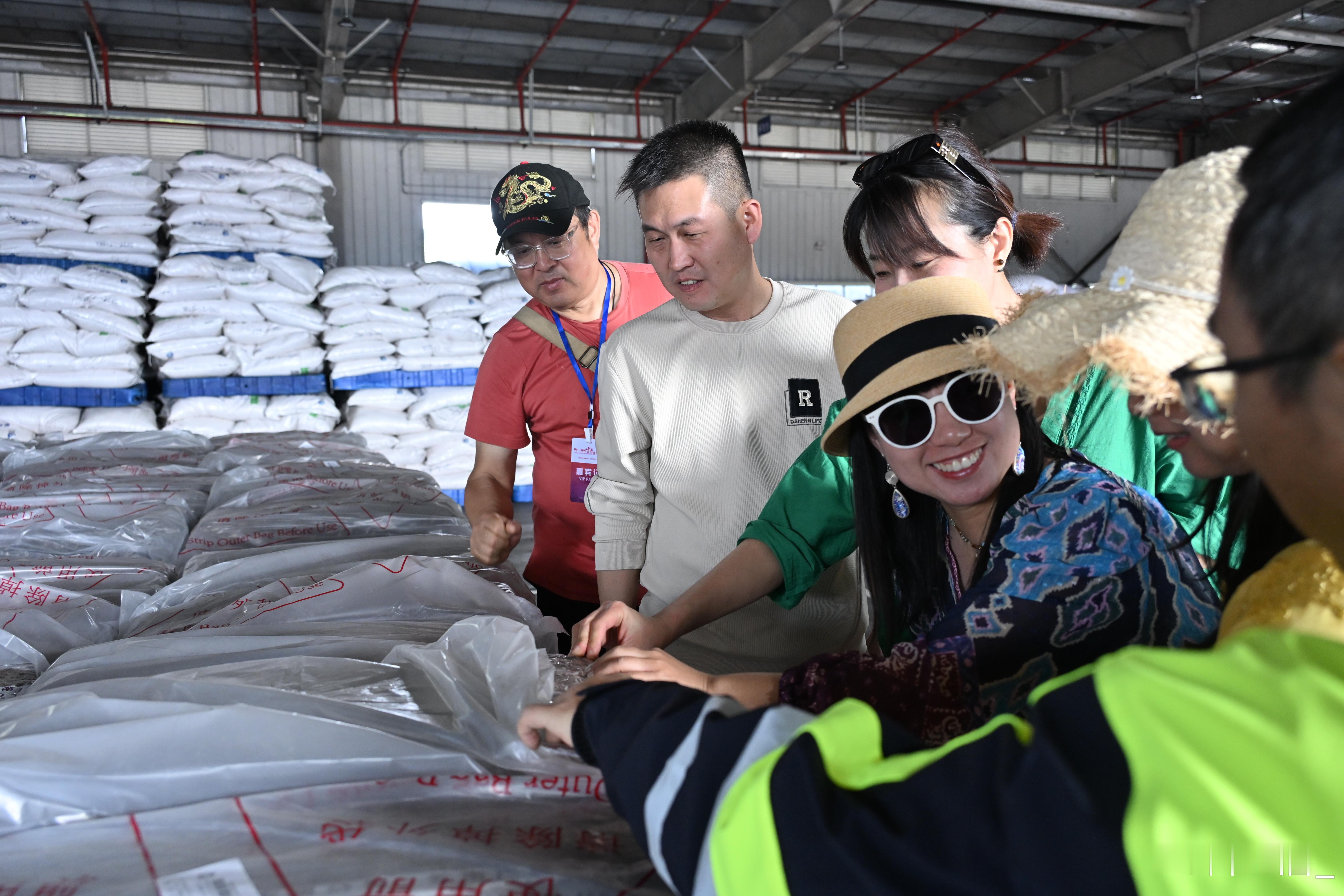 中老铁路上的经济密码跨境经济走廊效应持续显现，产业链供应链协同性不断增强。从原材