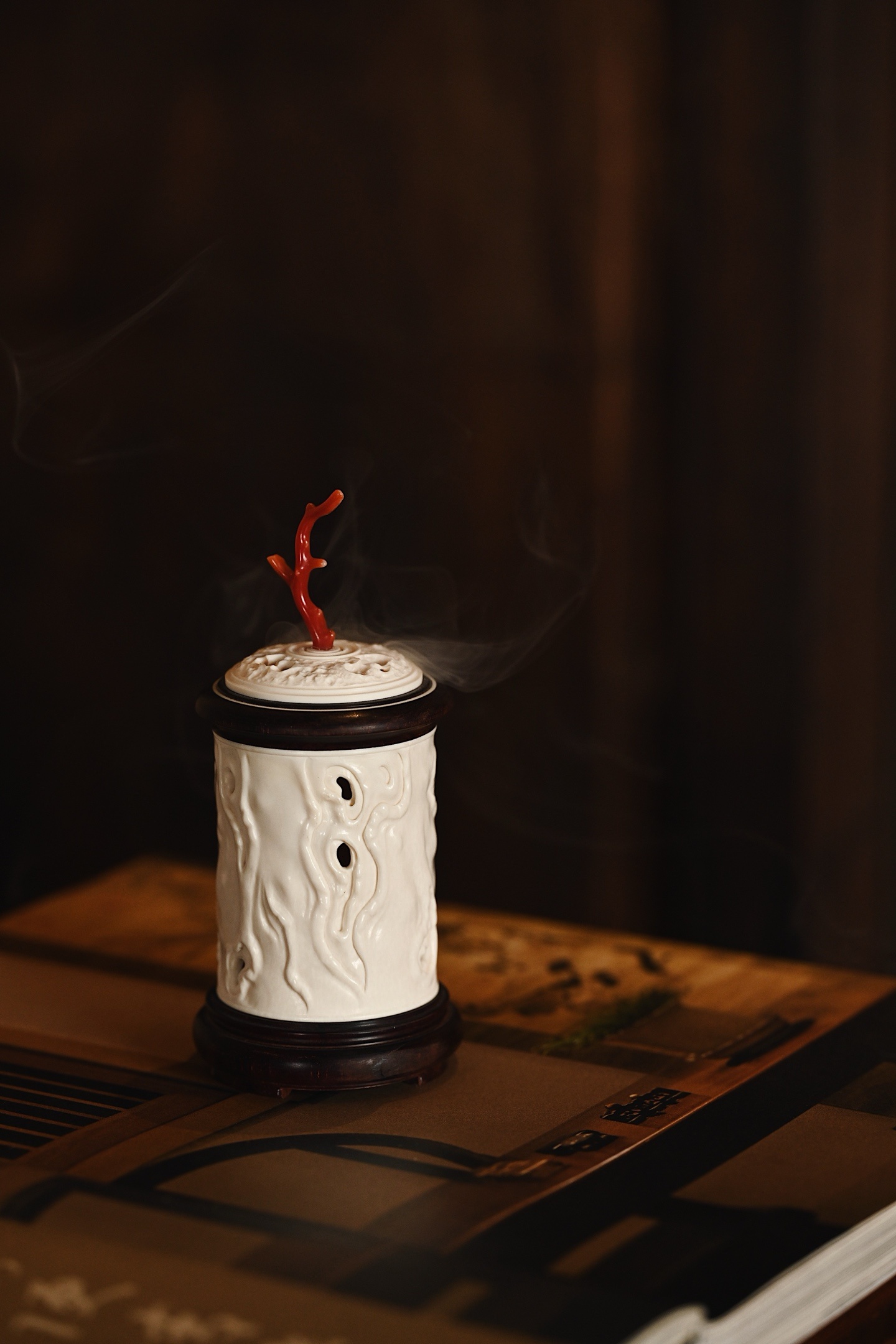 猛犸 | 闲云 小香炉手工雕琢而成，炉身雕刻纹理自然生动，似流水闲云，趣意盎然，