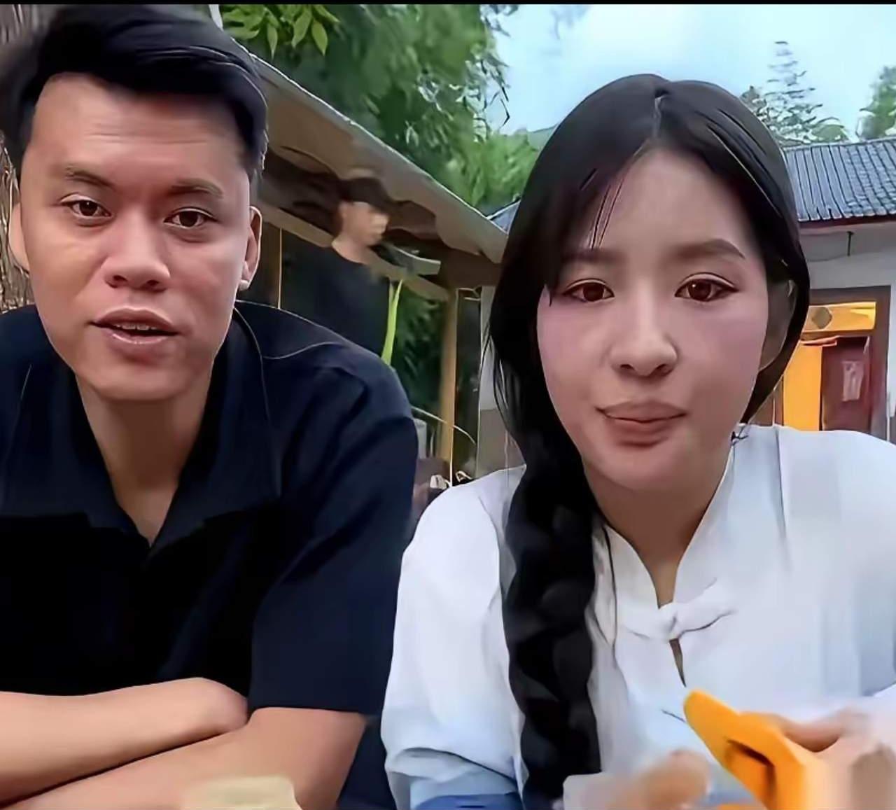 网友评论都说这个男人面相不好，不是善类，怕阿梓以后吃亏。
人也不能看外貌，有的人