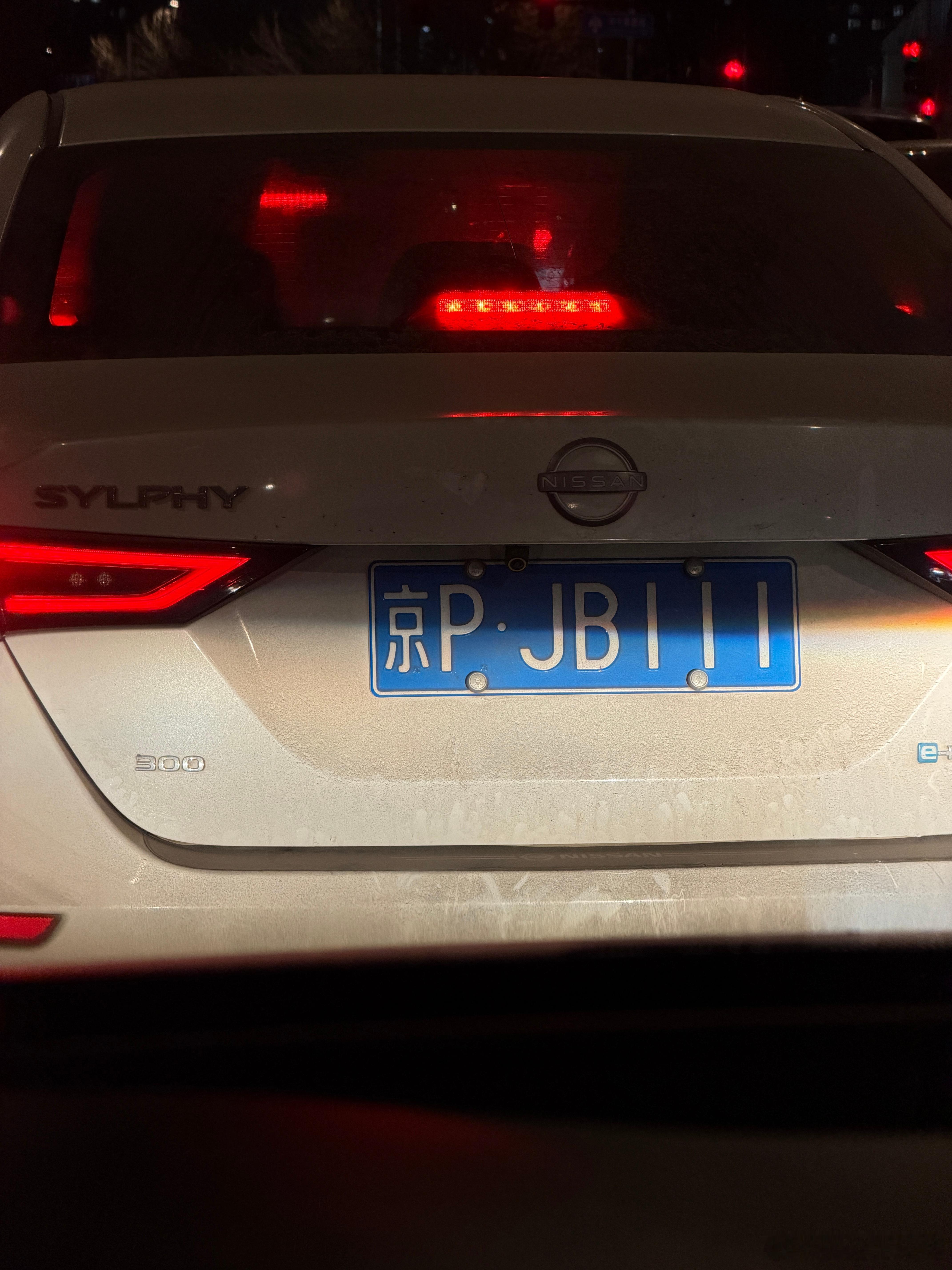 这个车牌号，有点【雕】炸天的感觉。 