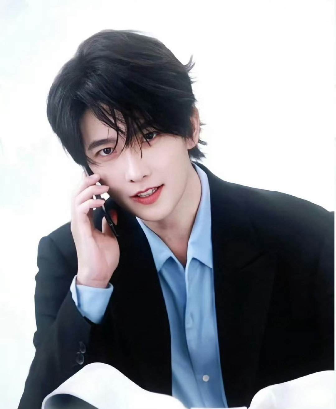 杨洋清冷侧颜线条杨洋碎发偏爱杨洋这份独有的清冷质感，精致流畅的侧颜无可挑剔，温柔