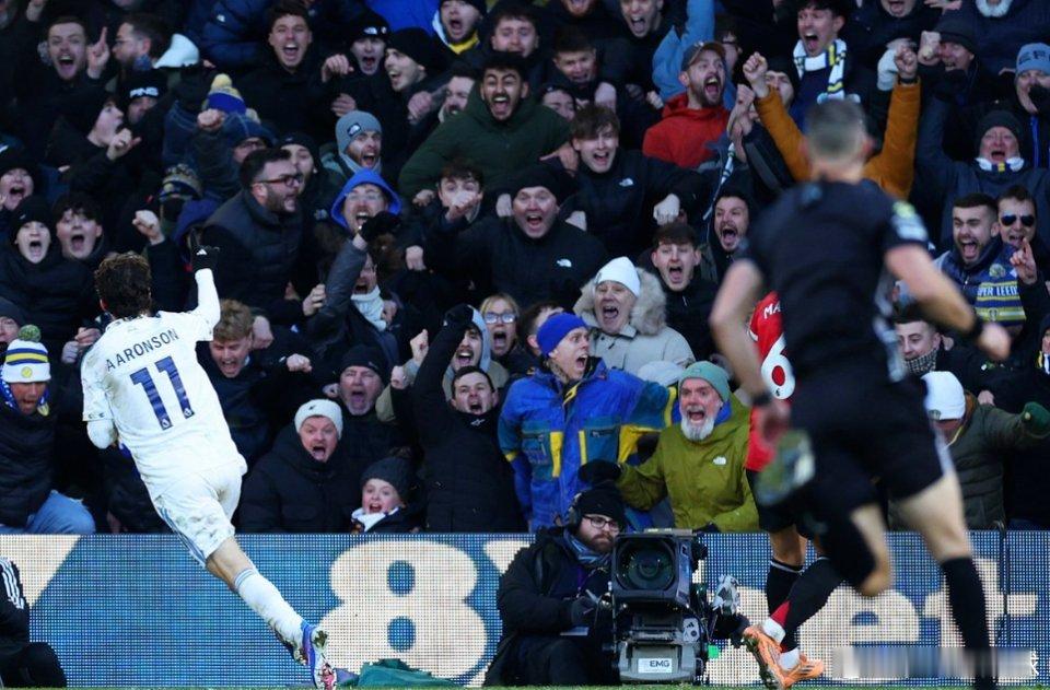 1月4日讯 在今晚结束的英超第20轮中，利兹联主场1-1战平曼联。上半场双方均无