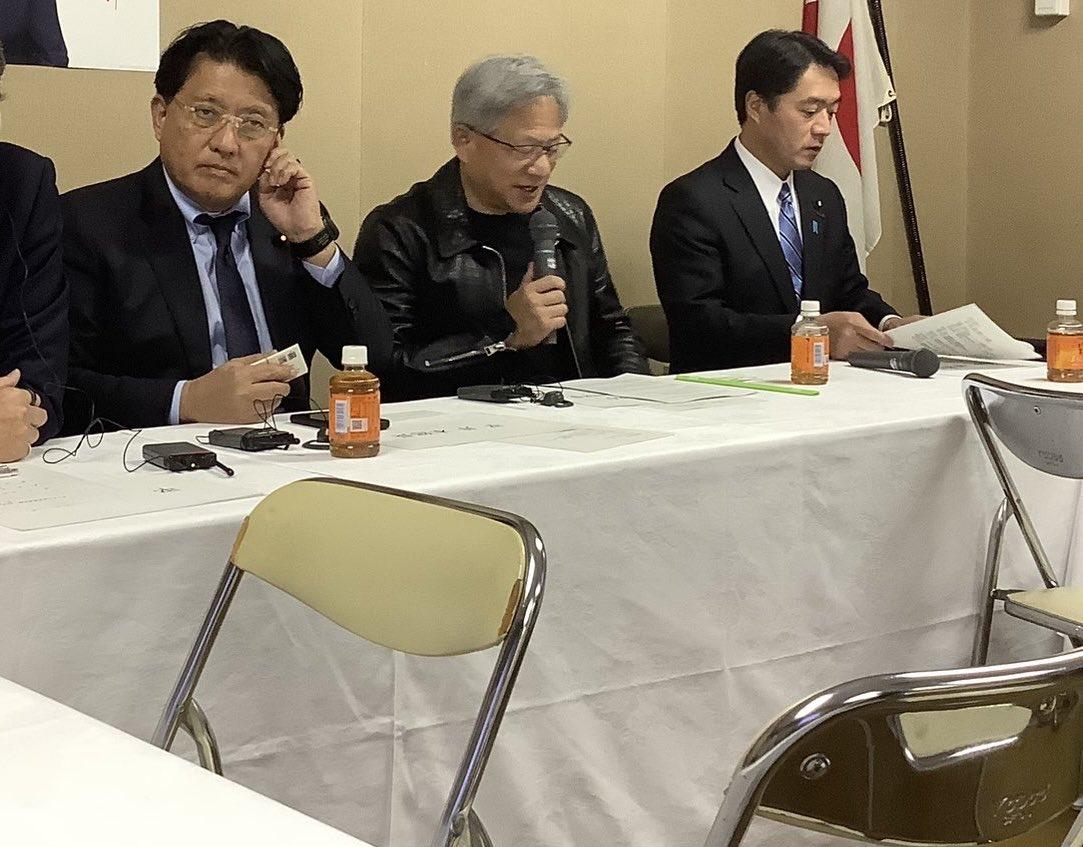 黄仁勋到访日本，规格之低连普通的日本人都气得看不下去了。
他这次的行程主要目的是
