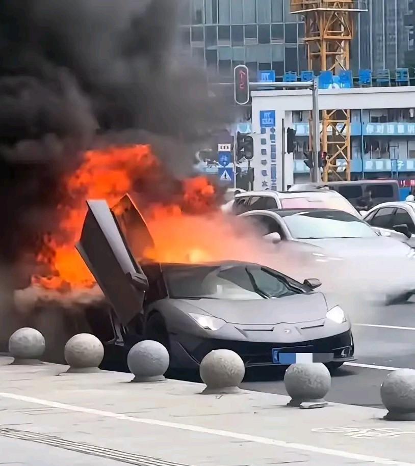 “不作死就不会死”，广州街头一声炸响，近千万兰博基尼烧成空壳：车主是租的车，这下
