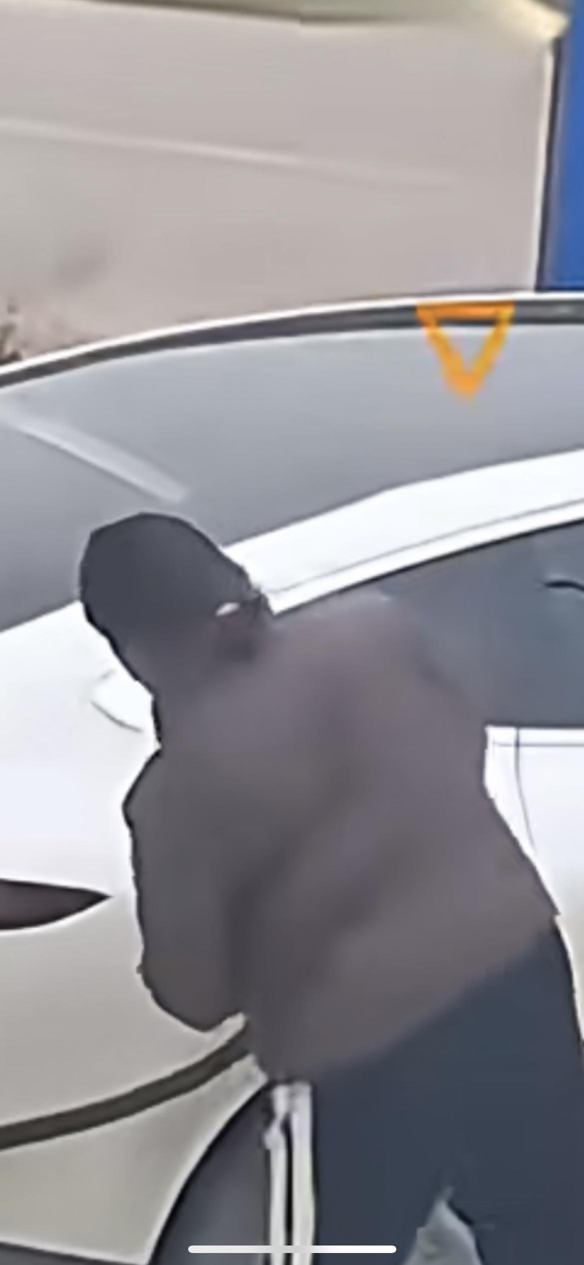 11月17日，安徽宿州，女子在公用充电站给车充电，发现收费后直接把电枪硬拔出来扔