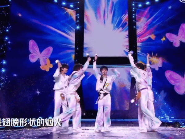 登陆少年应援棒公开登陆少年ONE有引力演唱会 朱志鑫、张泽禹、张极、左航、苏新皓