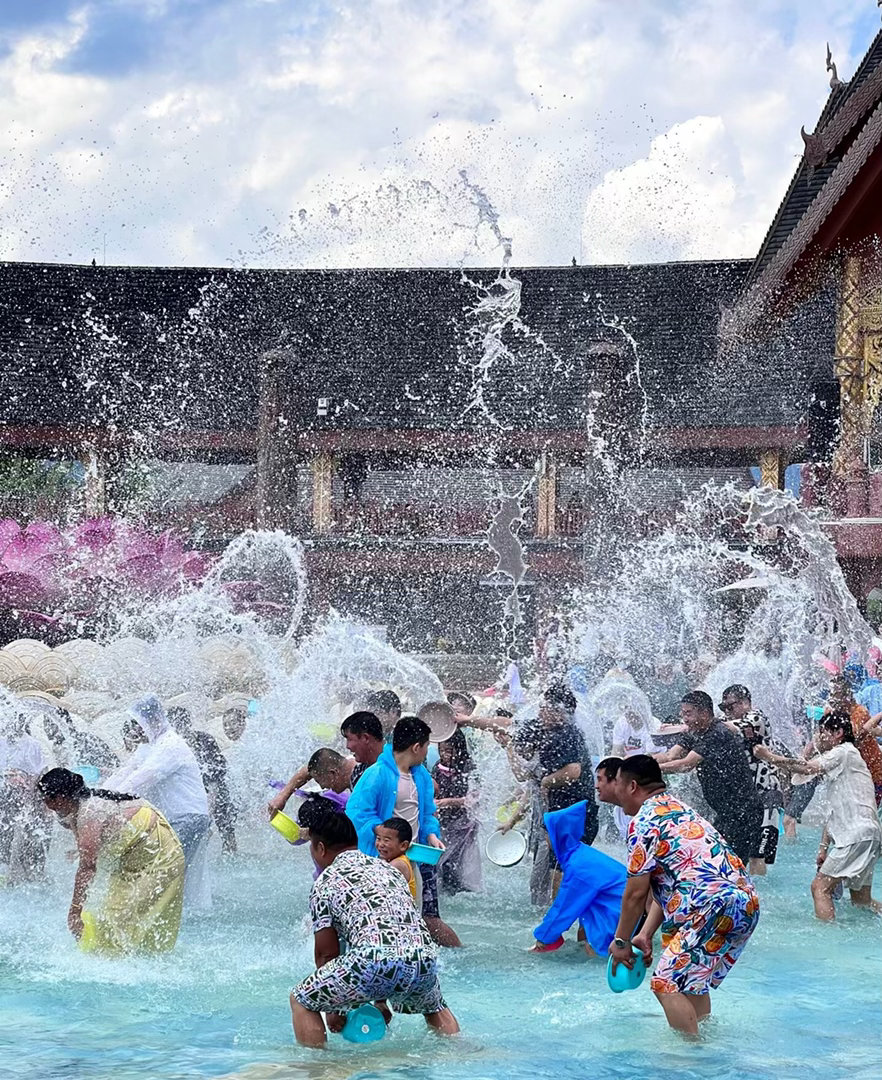 西游2提前在云南过上了泼水节这是我的西游今年德宏泼水节居然还有定妆产品挑战，这么