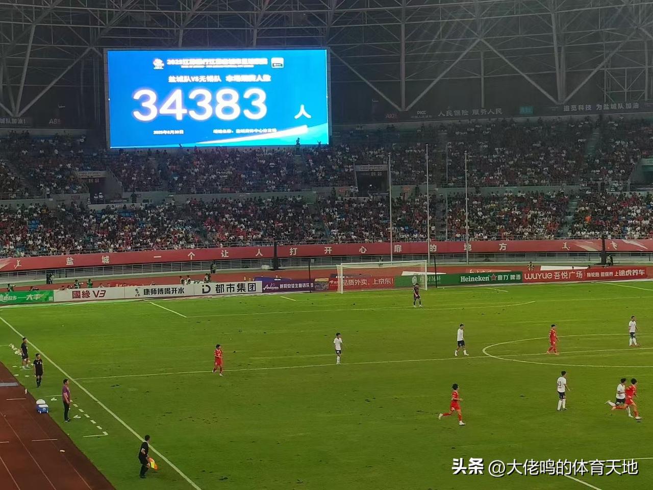 刘强东手捧啤酒现身宿迁主场苏超是真的火爆，场场都能涌入几万人，还有东哥这样的大佬