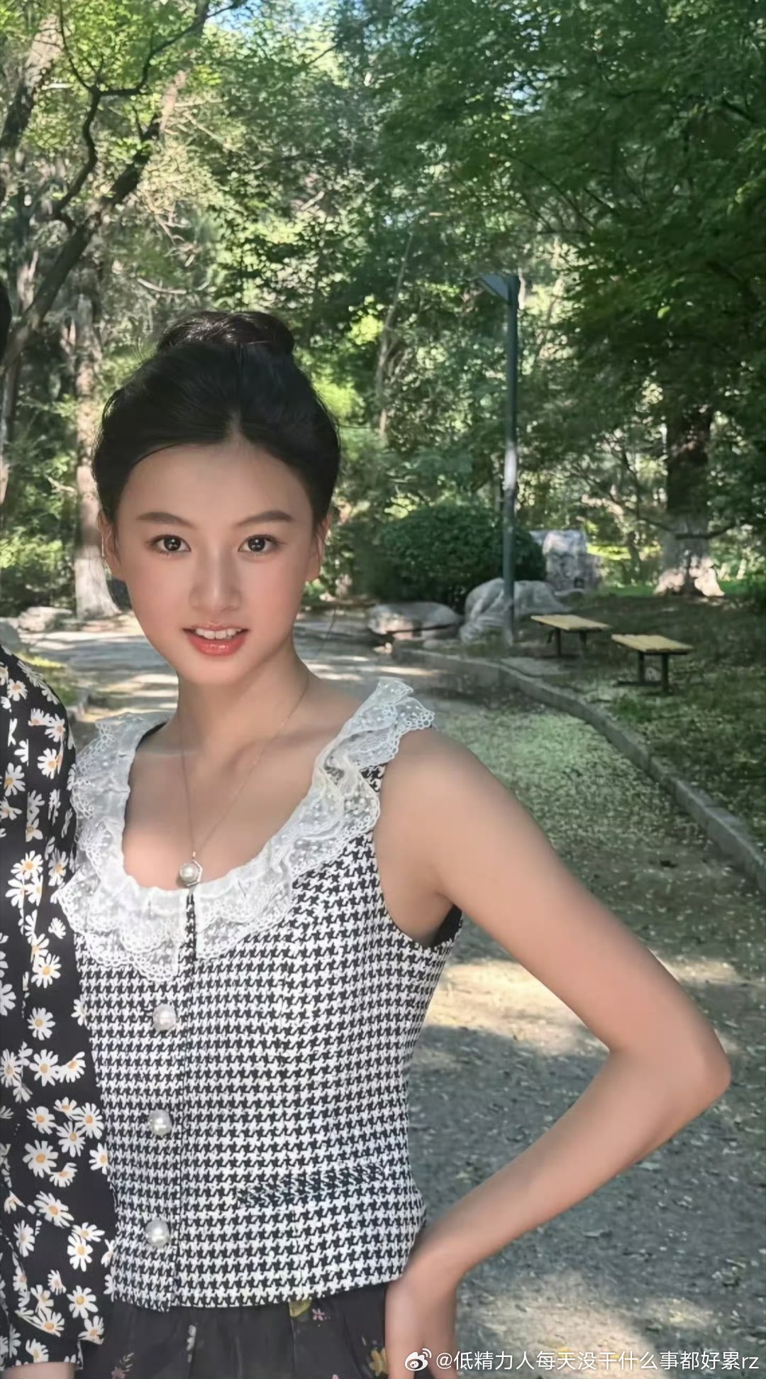 七七动态比照片还漂亮民选颜霸头骨好看五官也好看，全身身条也好，高挑纤细那种，采访