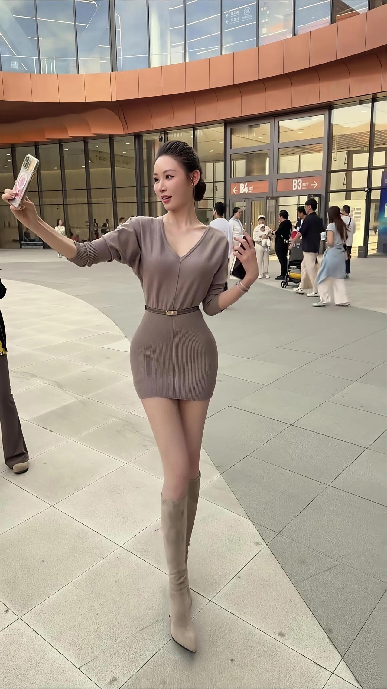 @敏敏💫 @小敏～ 
御姐 大长腿 美女 气质这一块拿捏死死的