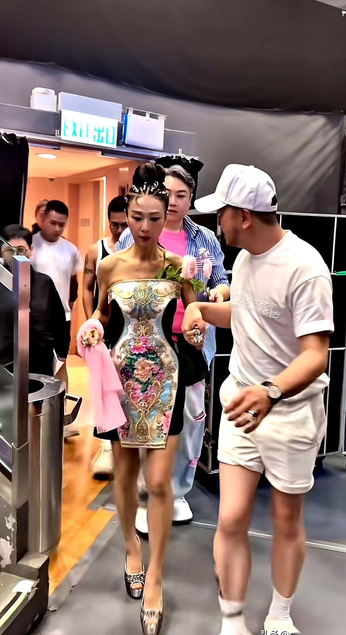 一位70多岁的港台女星，走出来的时候，周围的空气好像都停了。
镁光灯下，她穿着一