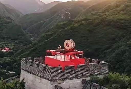 起初我只觉得品牌审核马虎，鼓团队专业度欠缺，万万没想到的是，人家从策划阶段就玩文