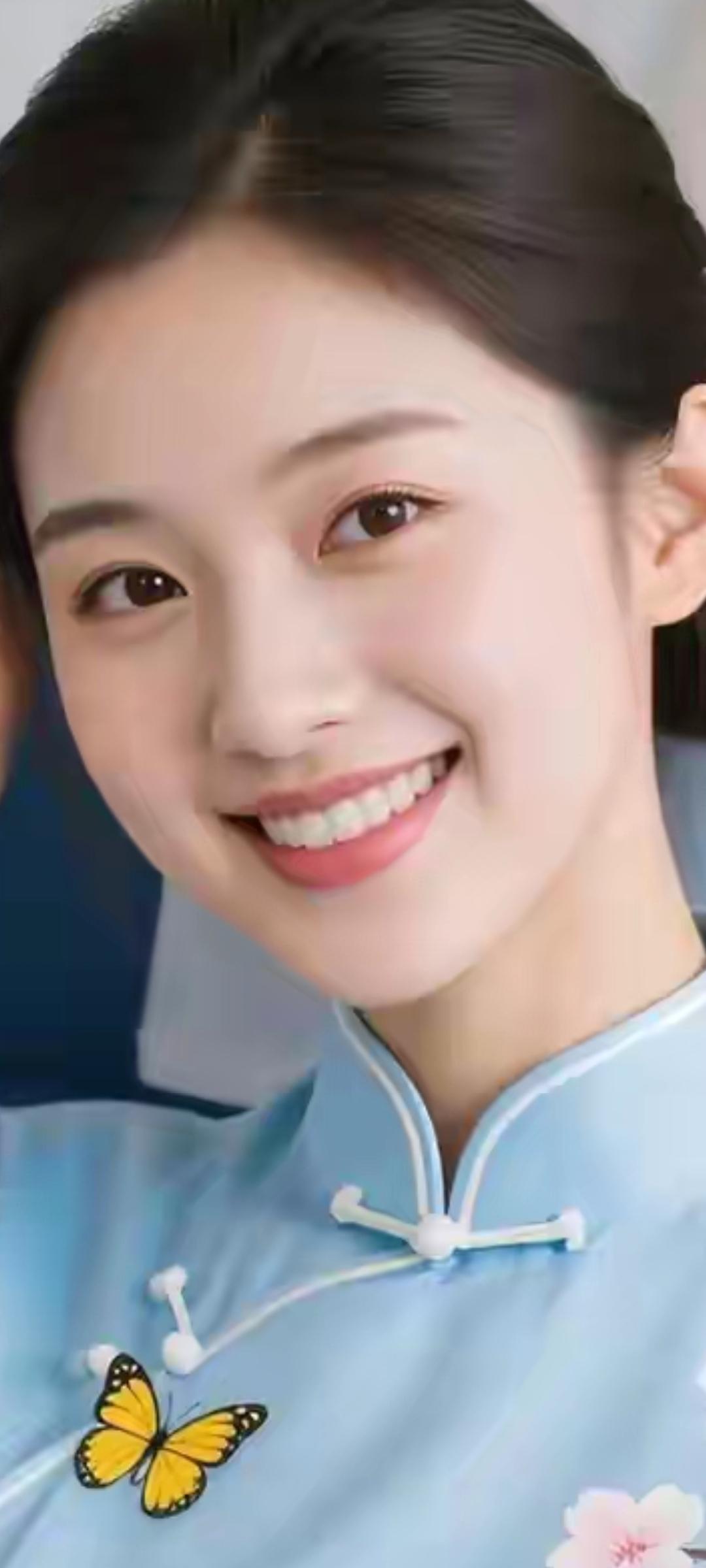 温柔微笑，蓝衣少女，春日暖阳