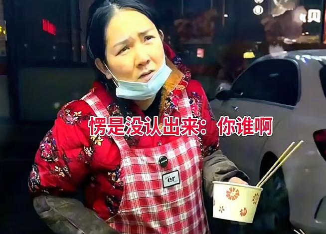 浙江一男子离婚五年后，创业成功赚了600多万，他回老家街头，竟偶遇前妻在寒风中摆