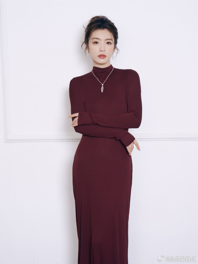 李云霄美到失语  微博之夜的李云霄美到失语  看到这一套造型的时候，真的是太美了