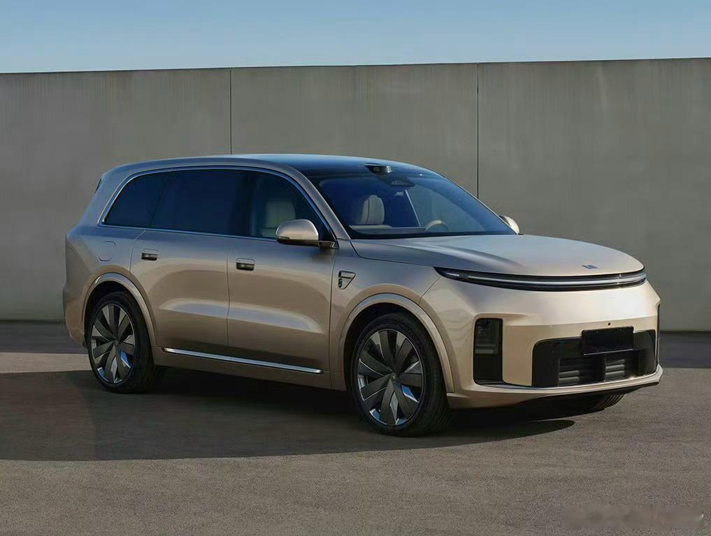 另外还有几台车也亮相工信部，比亚迪大唐（车身尺寸5263/5302*1999*1