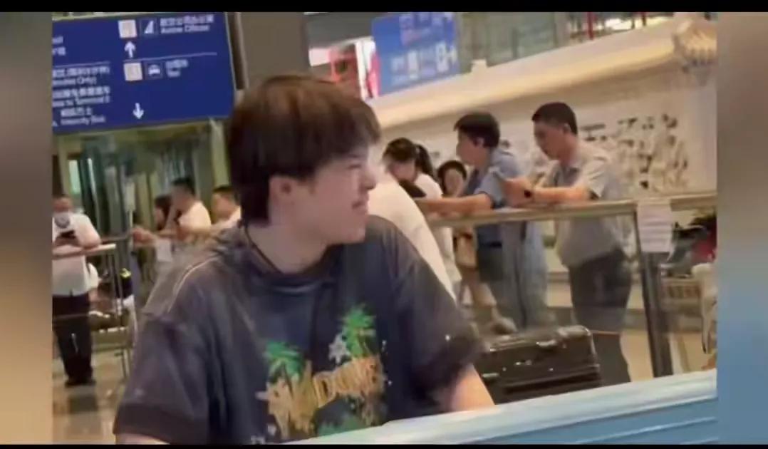 【打完美国大满贯回来，王艺迪嘻嘻哈哈，状态很放松】出发奔赴洛杉矶时，王艺迪状态紧
