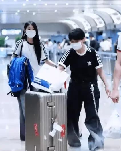 沈春阳现身机场接女儿回国，沈佳润又瘦又高气质好。 ​​​