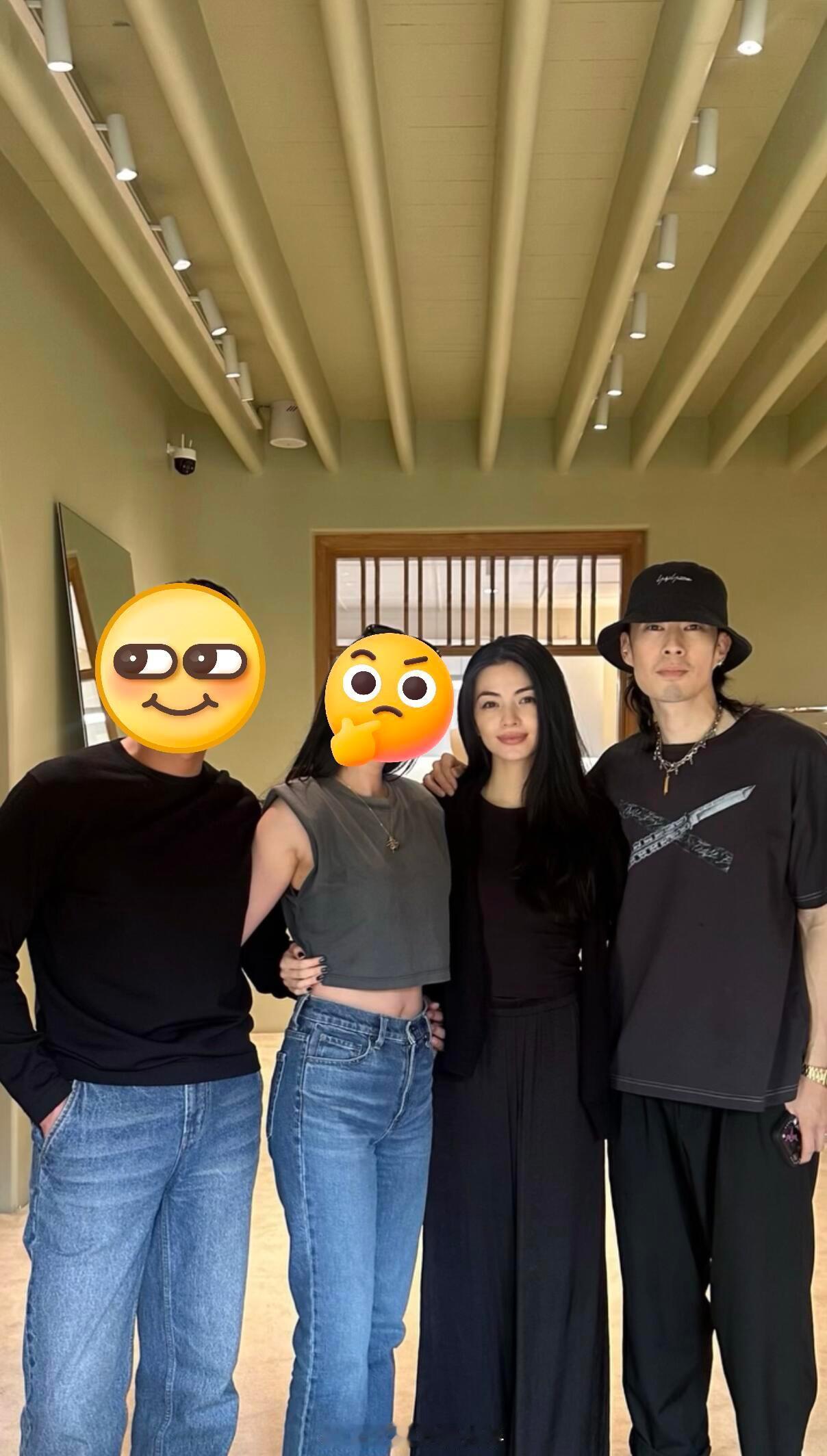 吴建豪与妻子合体露面吴建豪与妻子搂肩合照 吴建豪与妻子荒卷绘美合体露面 