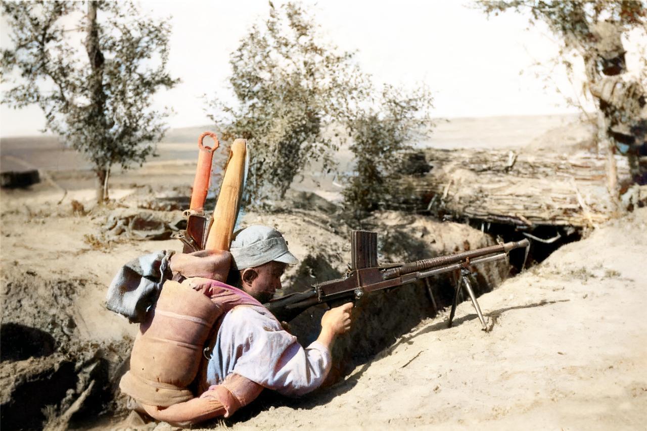 抗战时期，一名中国士兵在战壕中架起一挺捷克式ZB-26轻机枪警戒。他身后背着背包