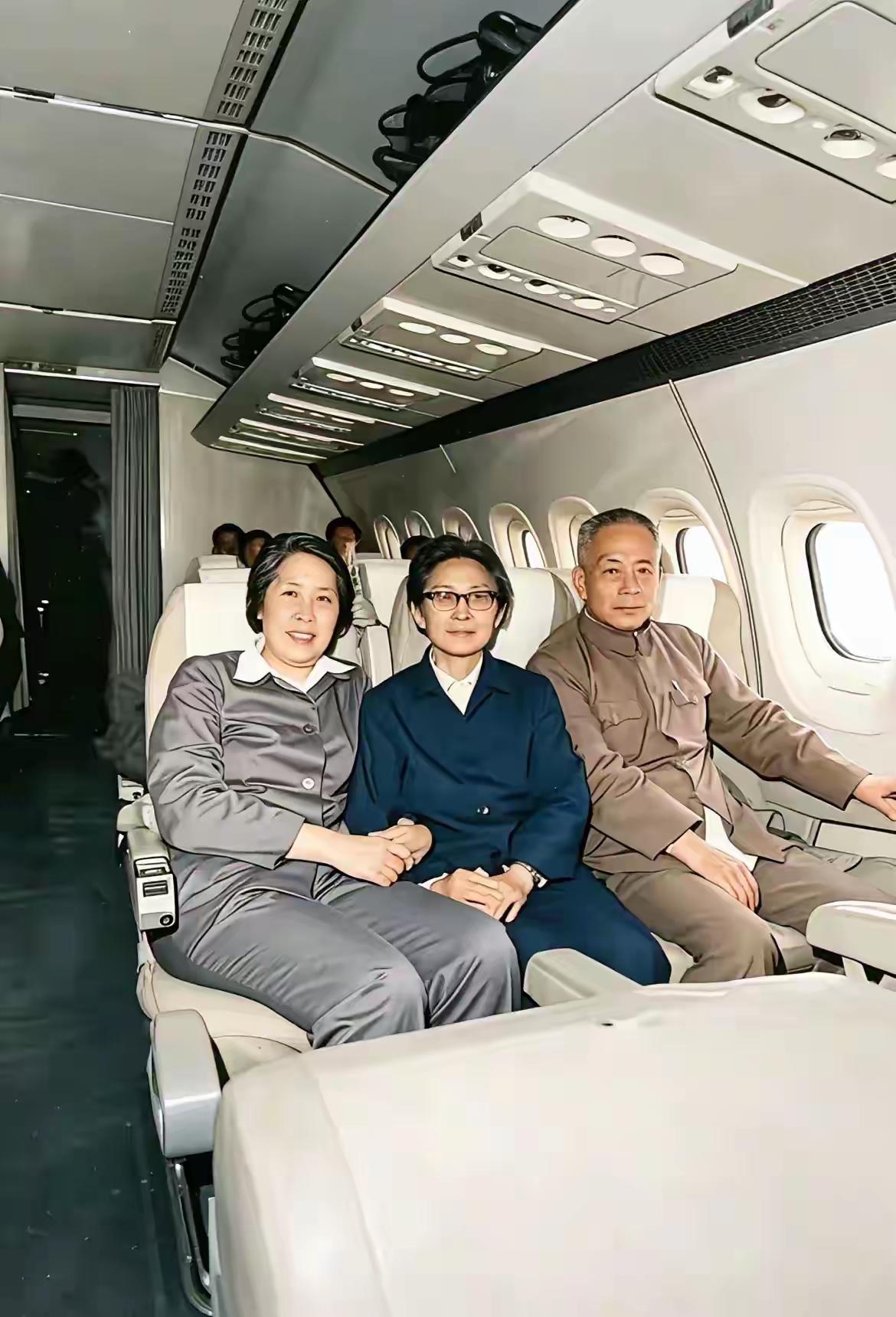 1980年，民航机舱内的留影。左为王光美，中间谢志成，右侧陈丕显。
