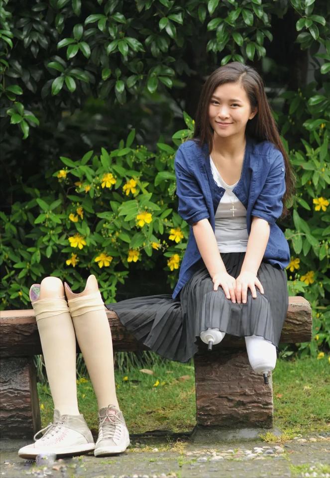 2008年汶川地震，舞蹈老师廖智在这场灾难中失去了双腿，她的丈夫选择了离婚。然而