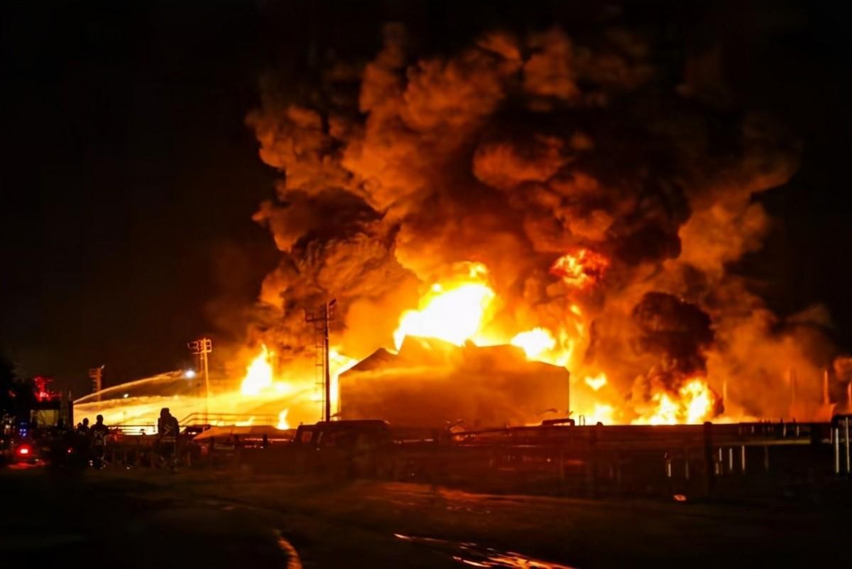 突发！伊朗阿巴斯港大规模爆炸，美军不宣而战突袭伊朗导弹阵地和港口

就在美国和伊