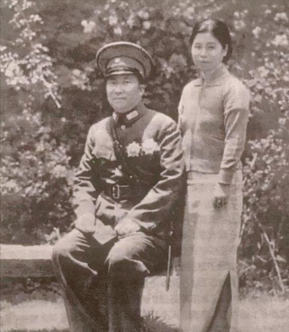 1947年除夕夜，几个特务把杨虎城的妻子谢葆真捆绑在床上。突然，他们将粗大的针头