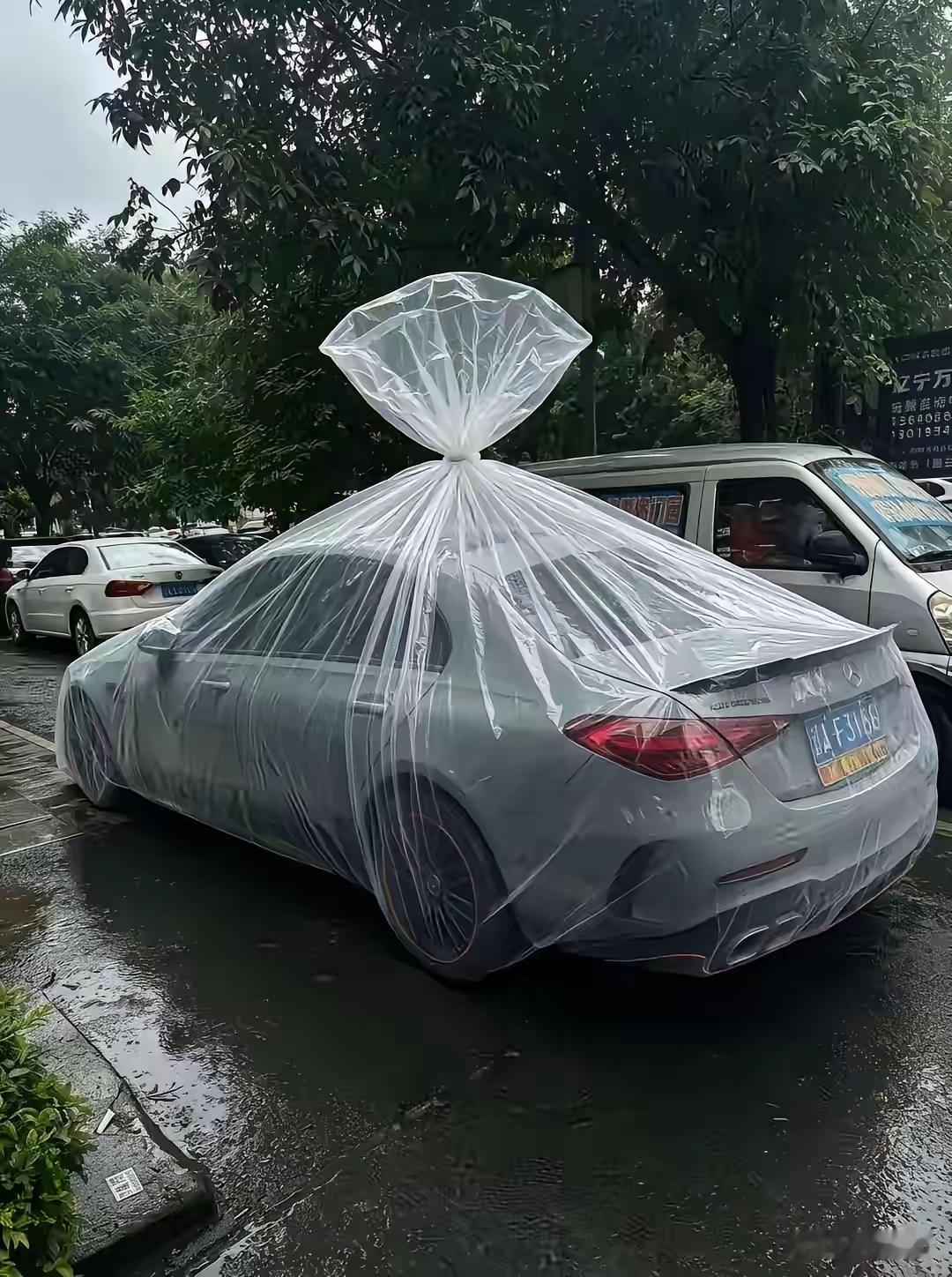 沈阳这场暴雨里，有个大哥的操作，真把网友看愣了。

人家站在滂沱大雨里，不慌不忙