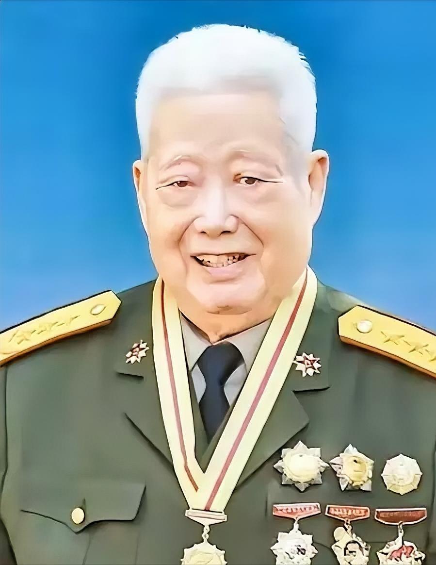 1950年，解放海南时，韩先楚焦急地看着118师的指战员：“谁愿意带队登岛？”下