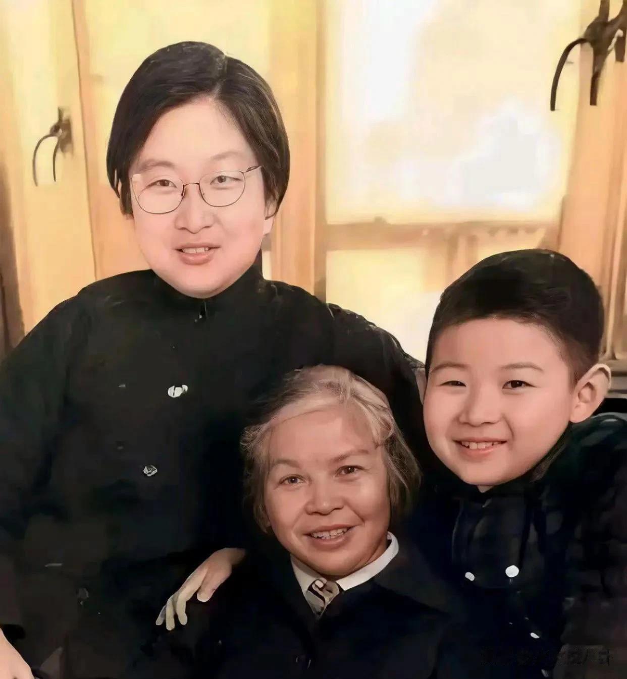 小时候的孔继宁，与外婆贺子珍、母亲李敏，祖孙三代的一张珍贵留影。孔继宁在6个月大